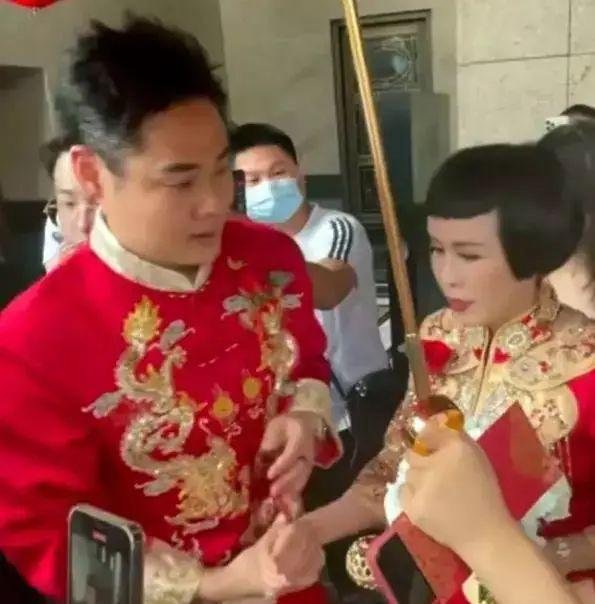 35岁小伙迎娶51岁亿万富婆，女婿只比他小5岁，坚称：这是真爱