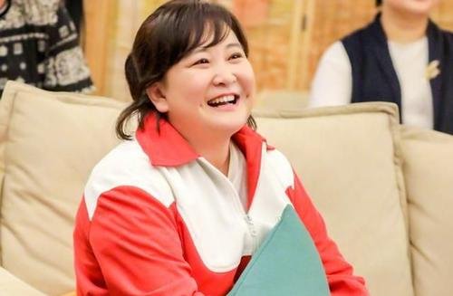 贾玲在街头穿紫色公主裙录综艺被偶遇，她的状态看起来如何？