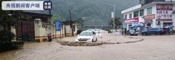 陕西紫阳暴雨洪水穿房而过：车库水位十几分钟上涨近20公分