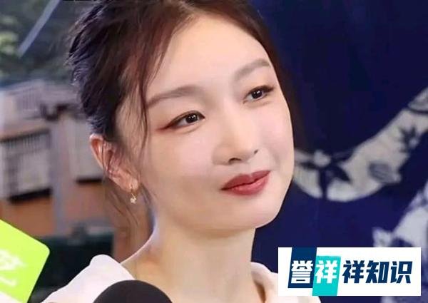 周冬雨再惹争议，金鸡奖发言遭葛优拆台，照着手稿念是她的错吗？