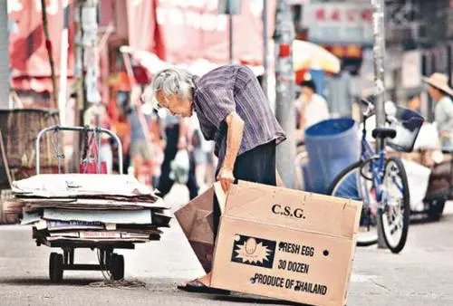 沈阳一顾客购买30万商品,所赠纸盒被保安索回,他该如何维权?