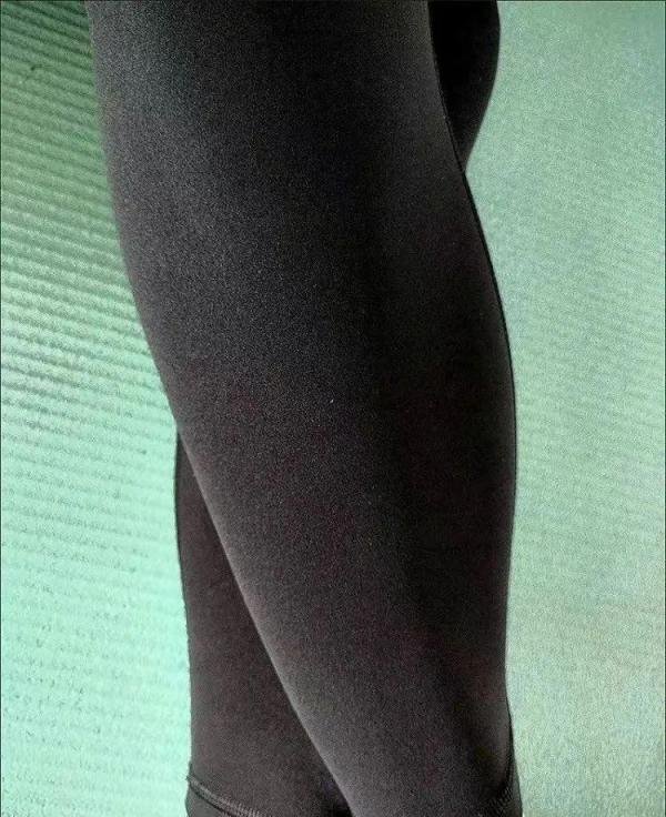 女生翘二郎腿把手放大腿中间什么意思