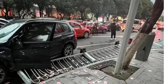 江苏男子开奥迪乱撞，致2死7伤，疑似报复社会，朋友圈戾气太重