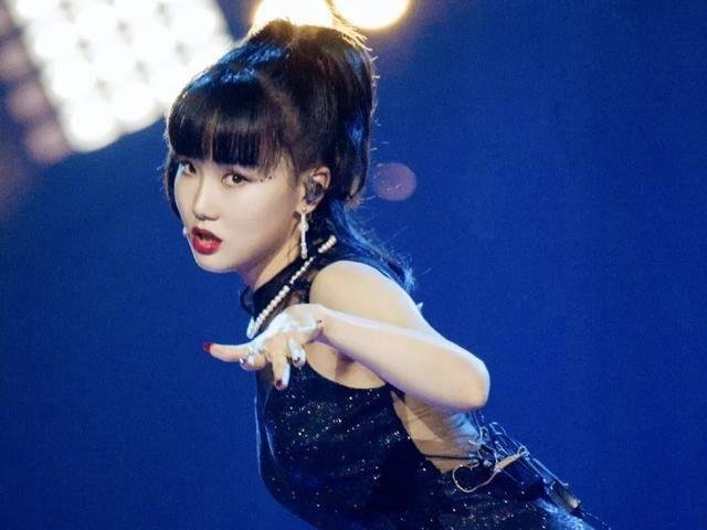 黄龄称“不要对我身边的人指指点点”：成年人的世界做自己好难，你怎么看？