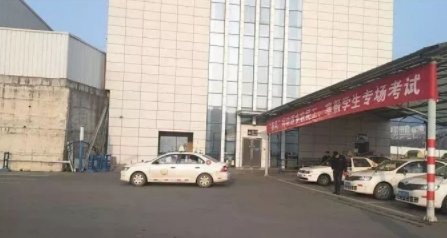 安徽一男子科目三没过情绪崩溃，蹲地上痛哭，你是否能理解他当时的心情？