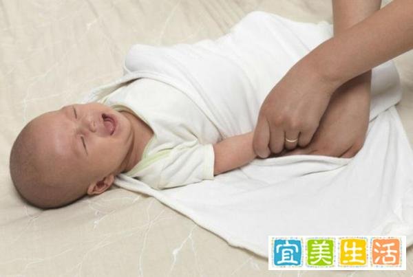 14天的新生儿被放塑料袋称重，网友：爸爸带娃，活着就好