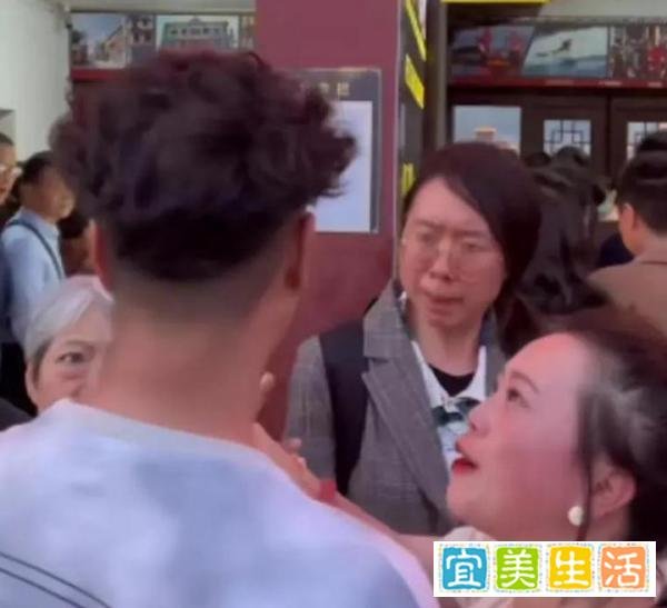 插队母女：我们不是好惹的，底气究竟从何而来？当事人回应来了