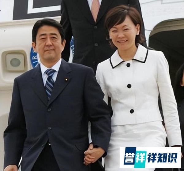 安倍晋三的妻子已抵达奈良，并动身前往医院！