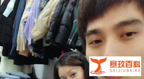 25岁年轻小伙娶44岁女演员，无惧女方欠债，接受领养孩子