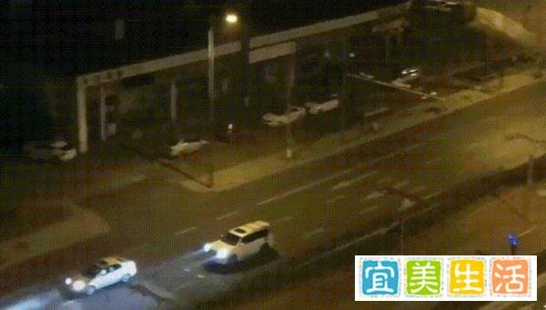 成都街头:一辆越野车疯狂追撞小轿车