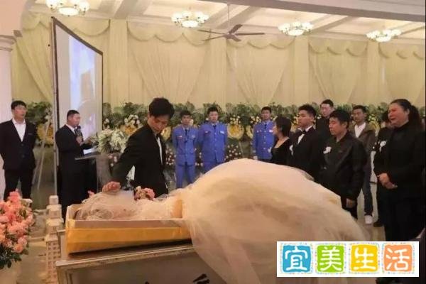 热点|男子为亡妻守灵7天,办完婚礼办葬礼,又相信爱情了