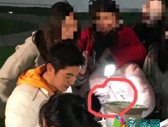 杜江摆摊贴手机膜 一大堆粉丝围绕周圈生意火爆