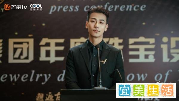 戴向宇《他和她的恋爱剧本》新戏开播 暖男霸总无缝切换 双面男神帅气来袭