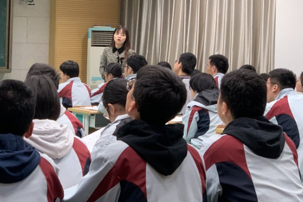 一个数在省略万位后面的尾数之后是四万那么这个数在省略之前最大是多少最小是