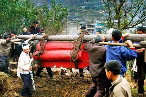 他是乡村医生,一辈子免费给穷人看病,为何却因一个误会死后无人抬棺呢?