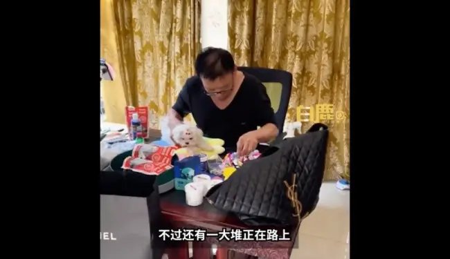 武汉一58岁爸爸给狗买100多枚卡子挨个试戴,为什么感情这么深厚?