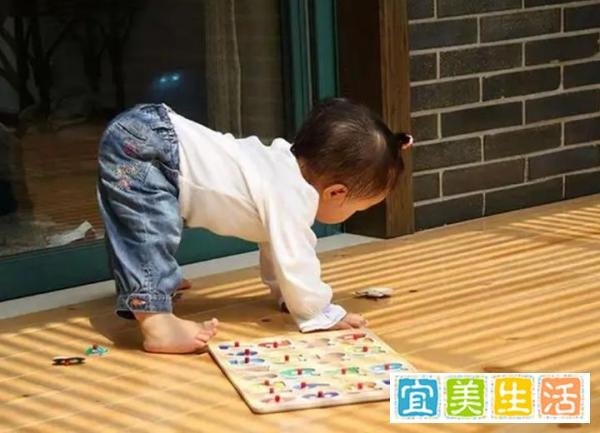 14天的新生儿被放塑料袋称重，网友：爸爸带娃，活着就好