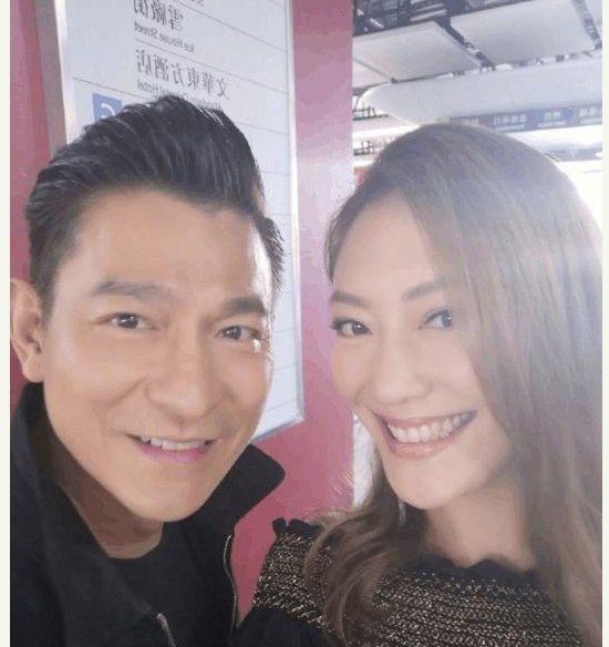 刘德华为何合影应采儿?