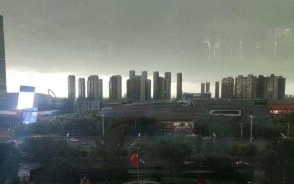 南京一秒变天黑 画面感受下：被网友PS成科幻战场