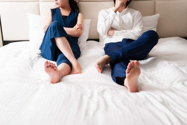 女子狂砸九辆汽车想让男友赔钱为何男友否认二人关系？