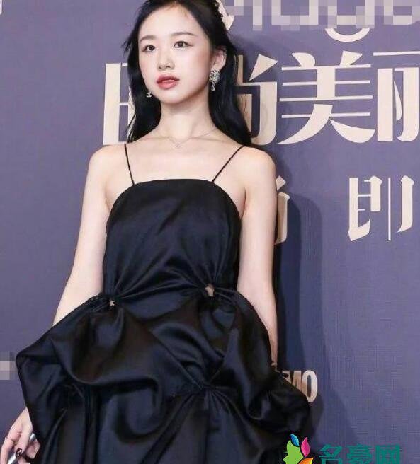 阿沁分手后首亮相 有一种笑不出来的感觉让人心疼