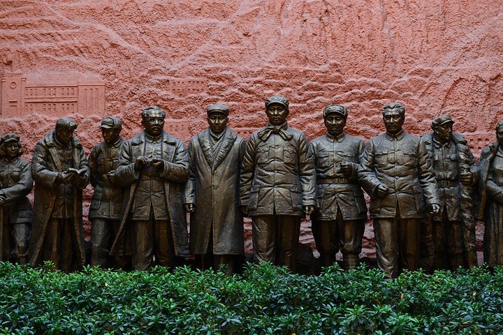 爷爷带6岁孙子学习入党誓词引热议,为何要从南京到延安?