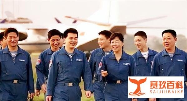 故事她是空军首位女师长，18岁入伍，53岁升少将，现东部战区服役