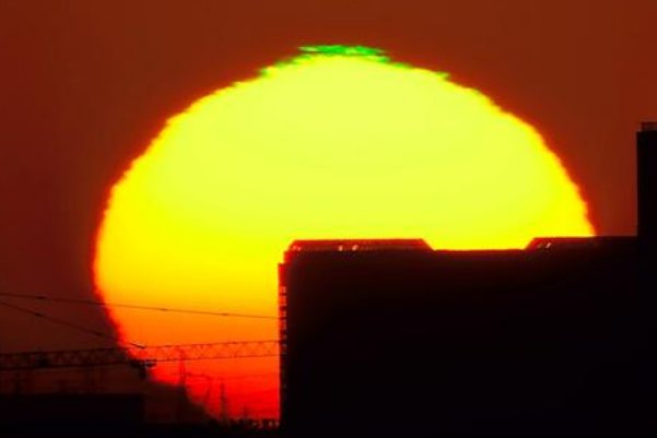 福建平潭出现罕见太阳绿闪,这种现象一般出现在什么时候?