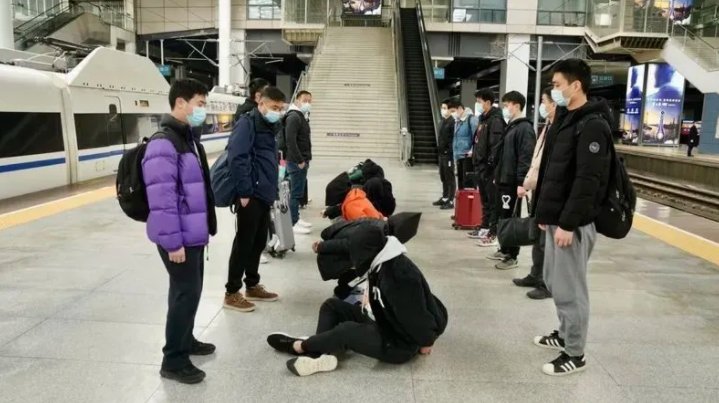 上海警方在一花园地底挖出160万元现金,这背后是一桩怎样的大案?