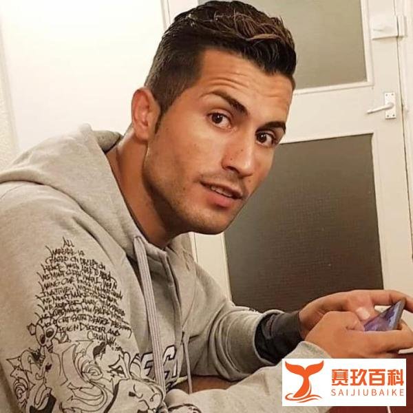 世界杯花边：男子撞脸“总裁”C罗，靠这张脸让女人缘暴涨