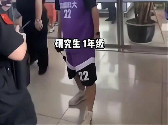 男子辱骂民警自称中科大研究生，校方对此是如何回应的？
