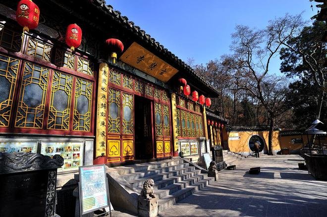 南京玄奘寺激起民愤,所在九华山公园被用红漆写30万,如何看待这一现象?