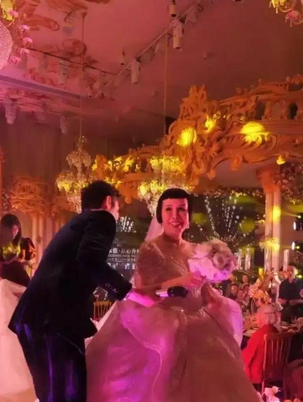 35岁小伙迎娶51岁亿万富婆，女婿只比他小5岁，坚称：这是真爱