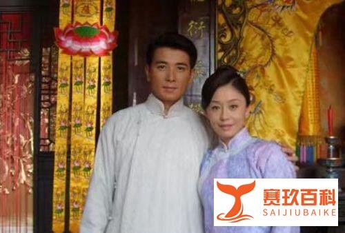 25岁年轻小伙娶44岁女演员，无惧女方欠债，接受领养孩子