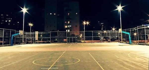 大学生撞伤横穿球场老人被判不担责,法院判决是否合理?