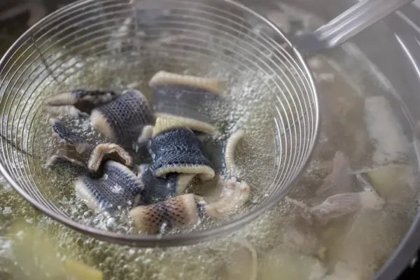 民警吃野味喝茅台不付钱？饭店起诉被驳回！驳回的理由是什么？