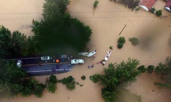 台风掀12米狂浪