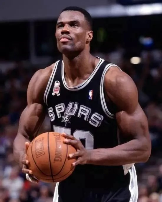 NBA里马盖蒂与伊戈达拉谁肌肉谁劲爆?