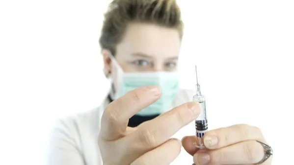 张文宏谈新冠疫苗:接种率70%是底线,上不封顶
