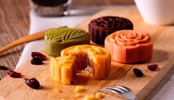就多名老人吃月饼被送医一事来说，月饼怎么吃合理？