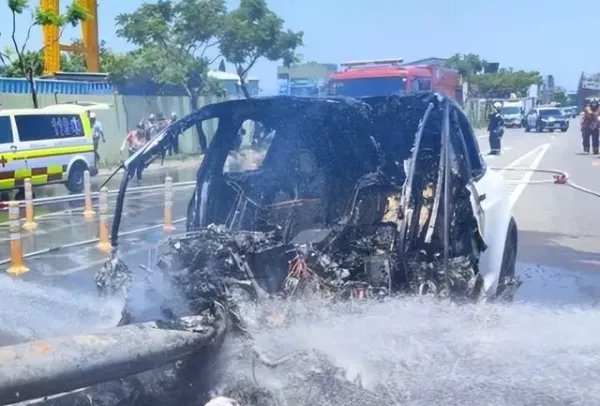 警方公布林志颖车祸监控视频!车速并不快,为何还会造成车祸?