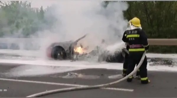 警方回应保时捷起火门打不开:情况属实!谁该为车主的死负责?