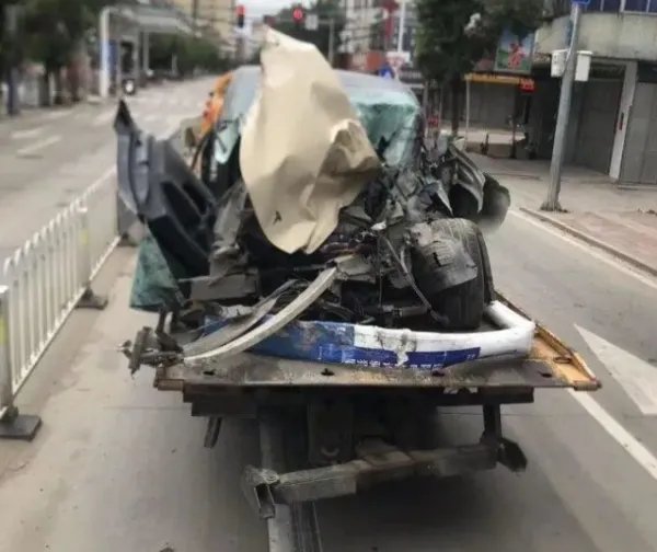 特斯拉失控狂奔，连撞多车致2死3伤！造成此事故的原因是什么？