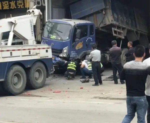 特斯拉失控狂奔，连撞多车致2死3伤！造成此事故的原因是什么？