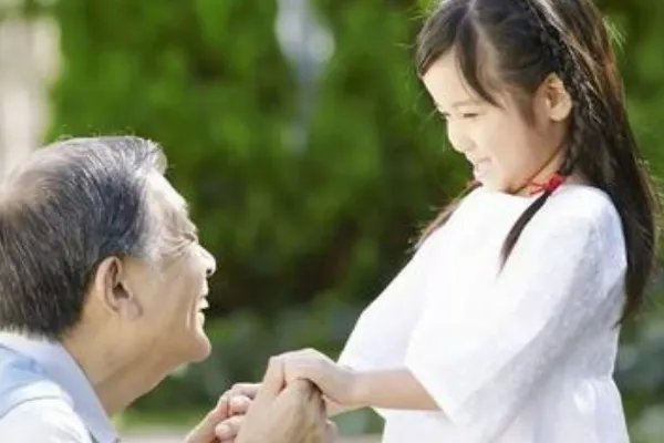 参加外孙女婚礼姥爷用老人机打灯，为何网友纷纷被感动？