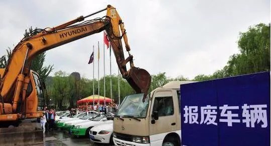 挖掘机爆砸宝马问题，你怎么看？