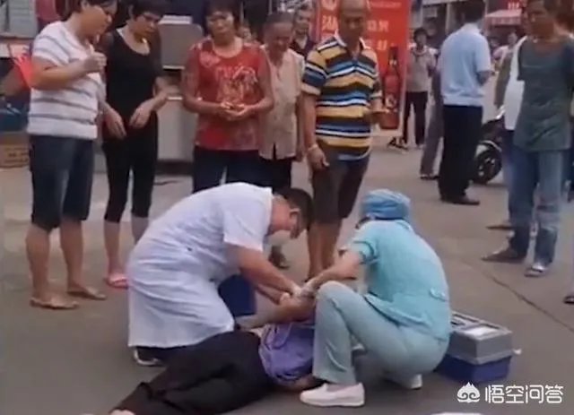 牵狗少女回应“逃跑”:不知道是狗绳绊倒了老人,她的话可信吗?