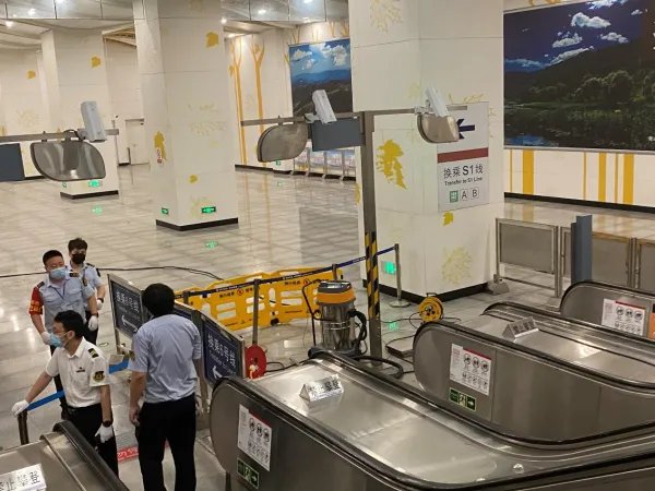 “西安地铁拖拽事件”的涉事保安已停职,是否还有别的人因此受罚?