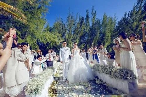 参加外孙女婚礼姥爷用老人机打灯，这是怎么样的祖孙情？