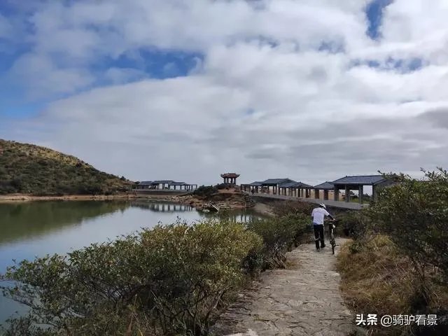 五一机票价格比去年跌三成,疫情当下我们还能出去旅游吗?